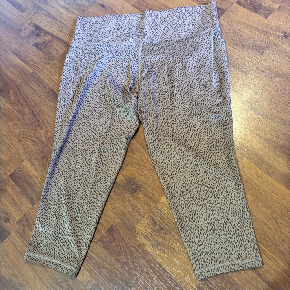 NWOT Athleta Salutation Print Leggings. 7/8 length with side pockets. Size 2XL